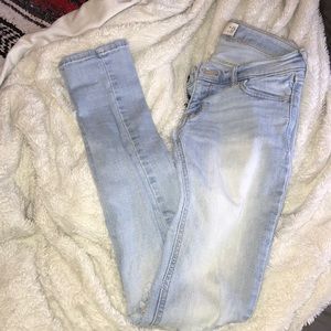 Jeans with knee holes